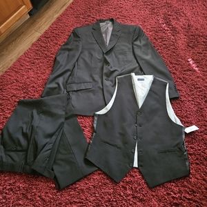 3 piece Claiborne suit/ jacket 44/slacks 36 30